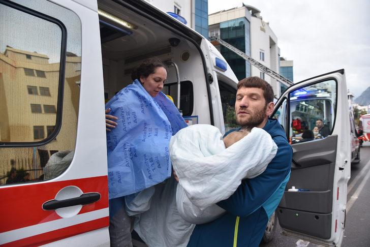 Antalya'da, 5 katlı rezidansta yangın G1