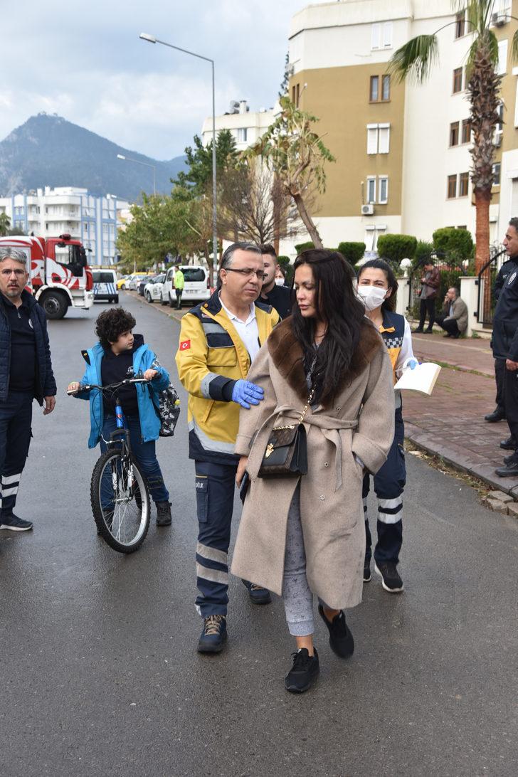 Antalya'da, 5 katlı rezidansta yangın G2