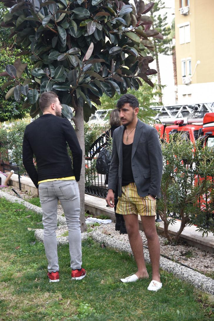 Antalya'da, 5 katlı rezidansta yangın G5