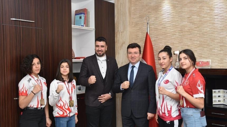 Şampiyon sporcular Kaymakam Şahin’i ziyaret etti