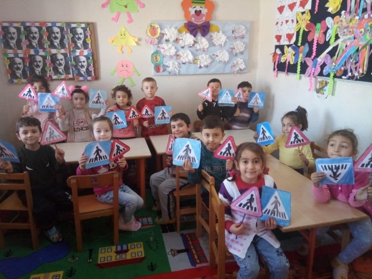 &Ouml;ğrencilere oyunlarla trafik kuralları &ouml;ğretiliyor
