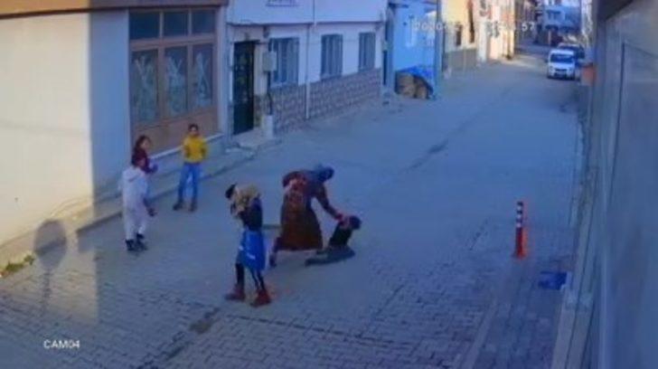 5 yaşındaki oğlunu sokak ortasında evire çevire dövdü G3