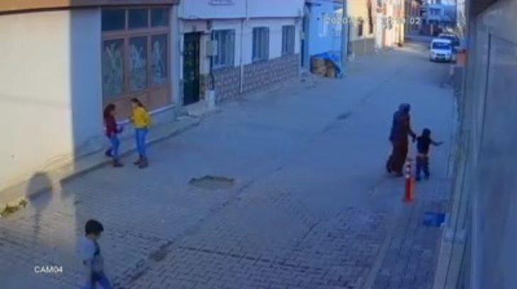 5 yaşındaki oğlunu sokak ortasında evire çevire dövdü G5