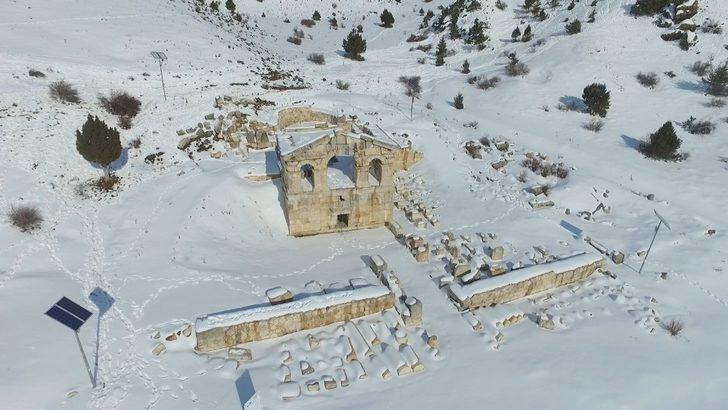 Adana’nın kuzey ilçesinde eşsiz kar manzarası havadan görüntülendi G1