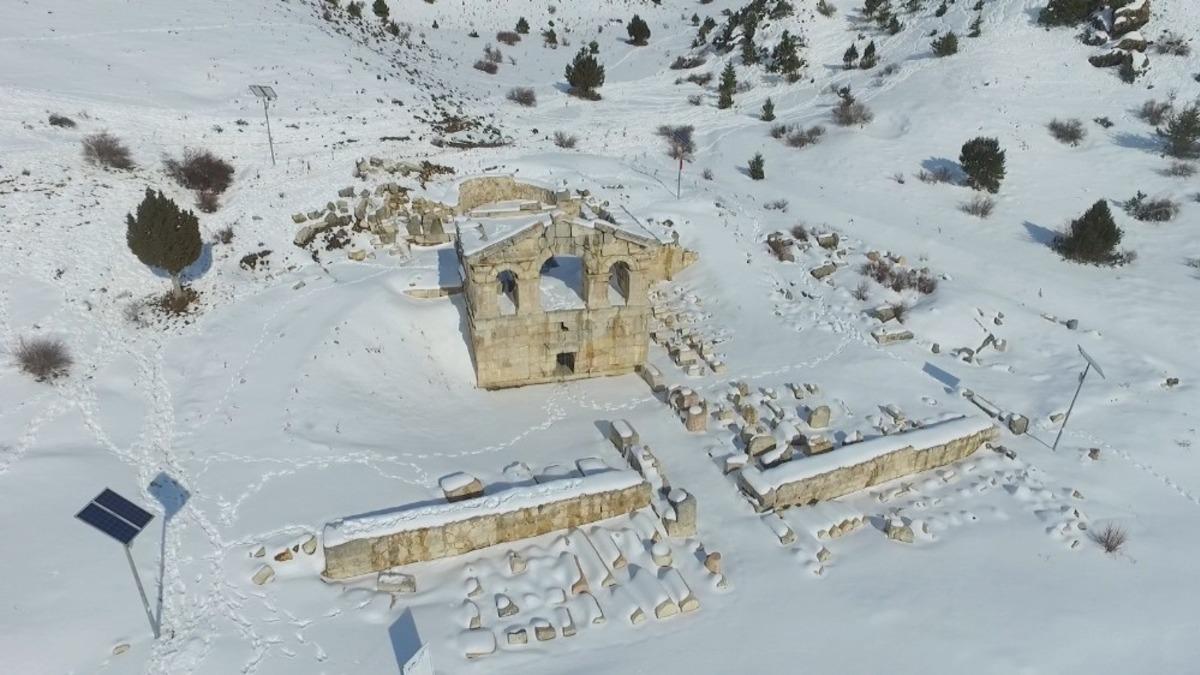 Adana&rsquo;nın kuzey il&ccedil;esinde eşsiz kar manzarası havadan g&ouml;r&uuml;nt&uuml;lendi