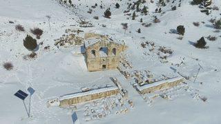 Adana’nın kuzey ilçesinde eşsiz kar manzarası havadan görüntülendi