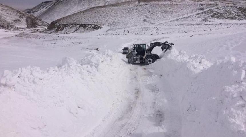 Iğdır&rsquo;da karla m&uuml;cadele &ccedil;alışmaları zor şartlar altında devam ediyor