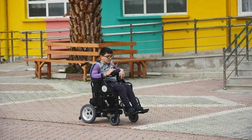 Engelli &ouml;ğrencinin tekerlekli sandalye sevinci