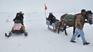 Çıldır Gölü’ne turistlerden yoğun ilgi