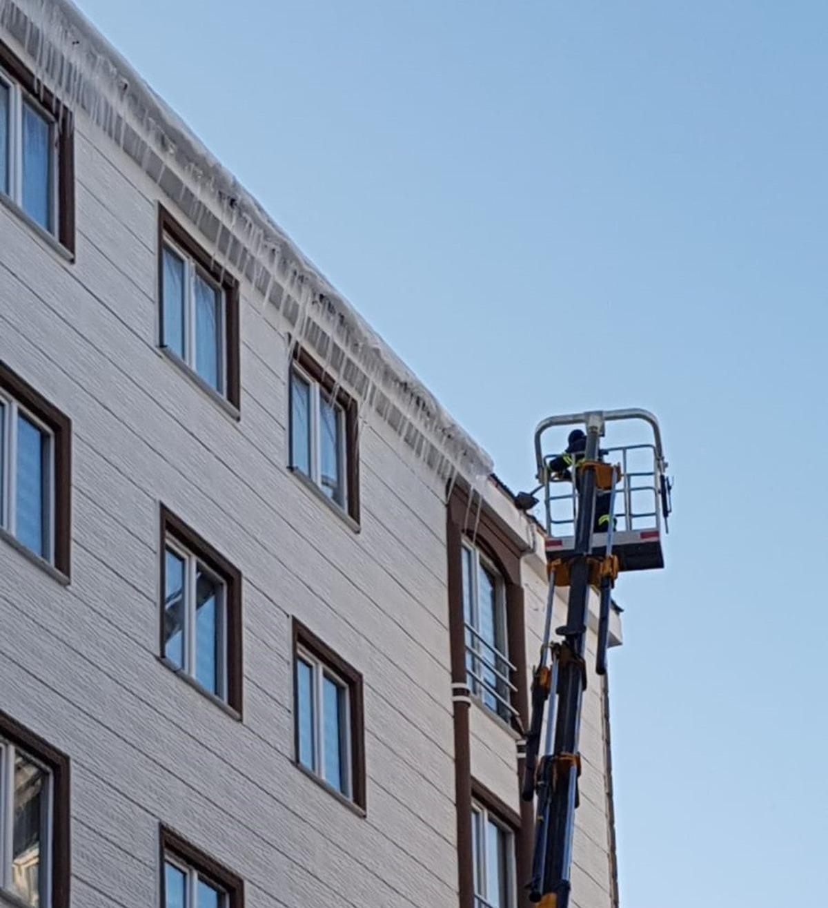 Ardahan&rsquo;da buz sarkıtları temizleniyor