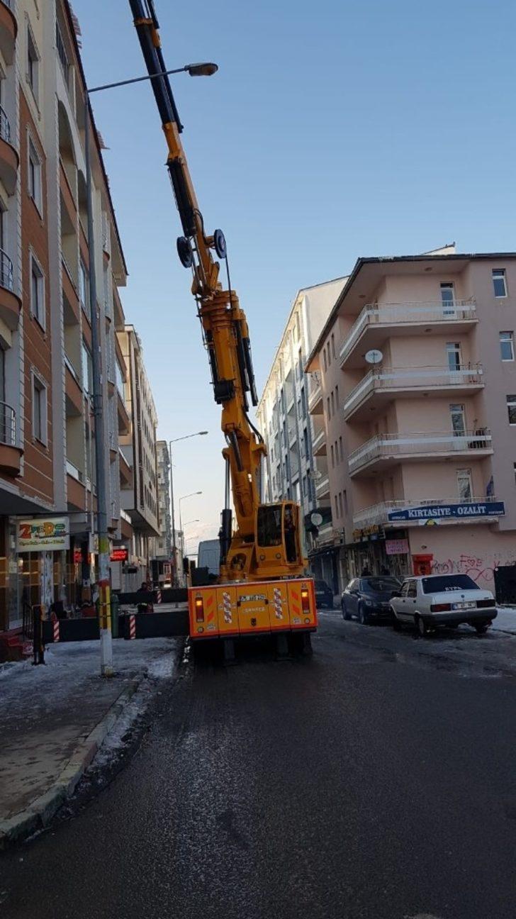 Ardahan’da buz sarkıtları temizleniyor G2