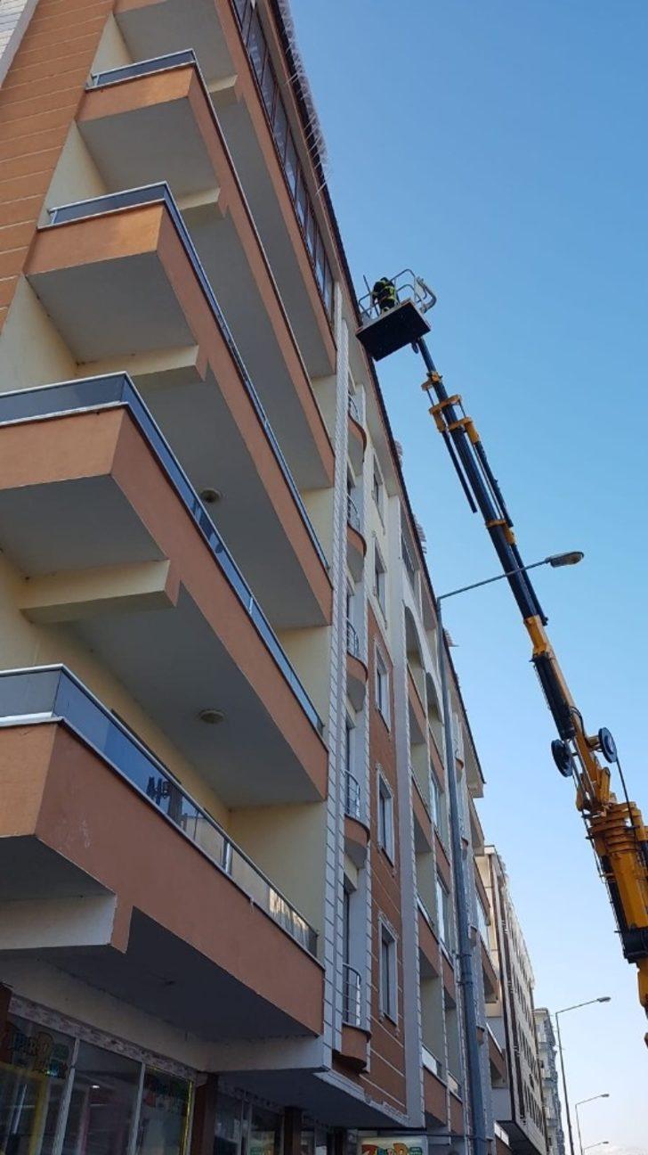 Ardahan’da buz sarkıtları temizleniyor G3