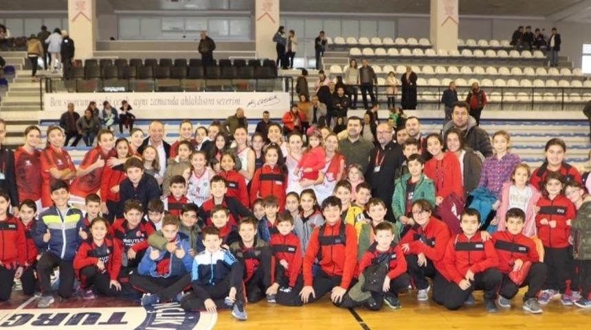 Turgutlu Belediye Kadın Basketbol takımı evinde son maçına çıkıyor