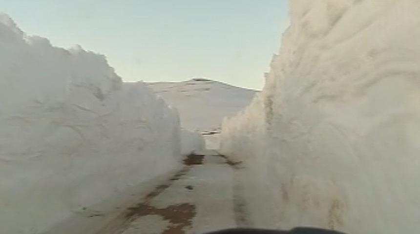 2 metreyi bulan kar yolda t&uuml;nel oluşturdu