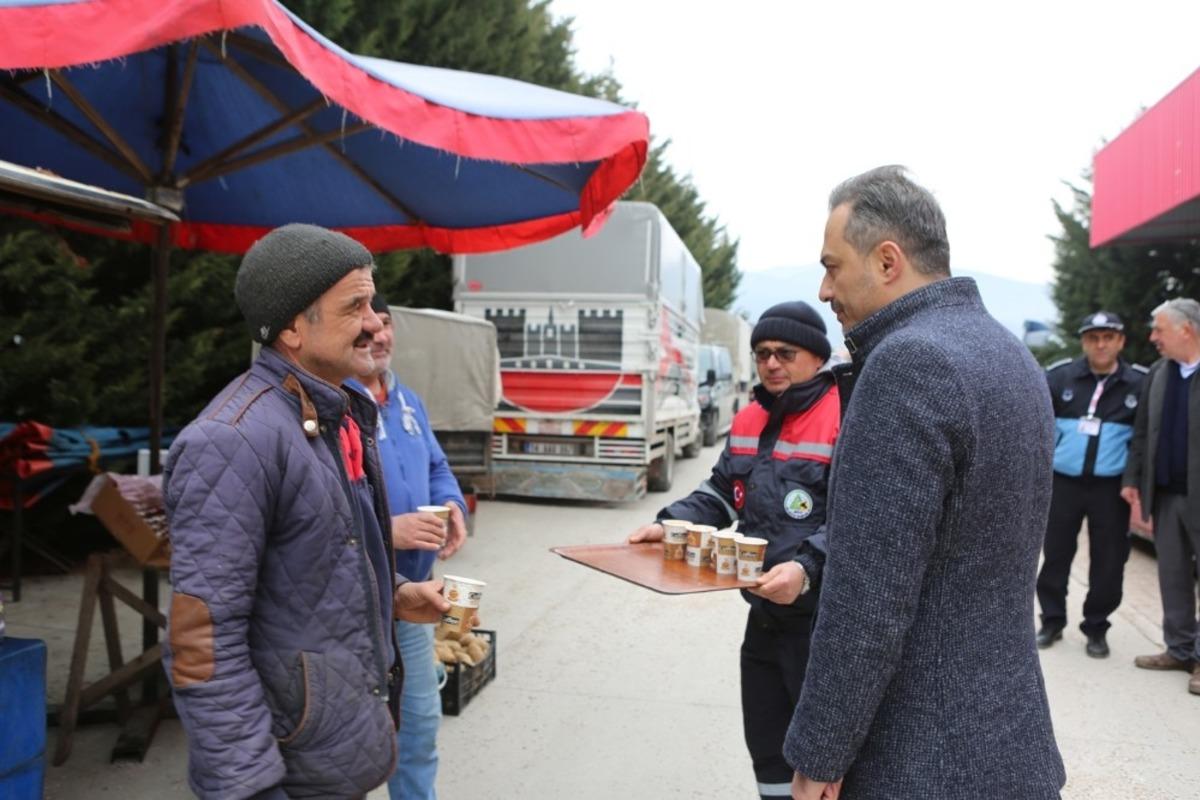 Bolu Belediyesi, pazar esnafı ile vatandaşlara &ccedil;orba ikram etti