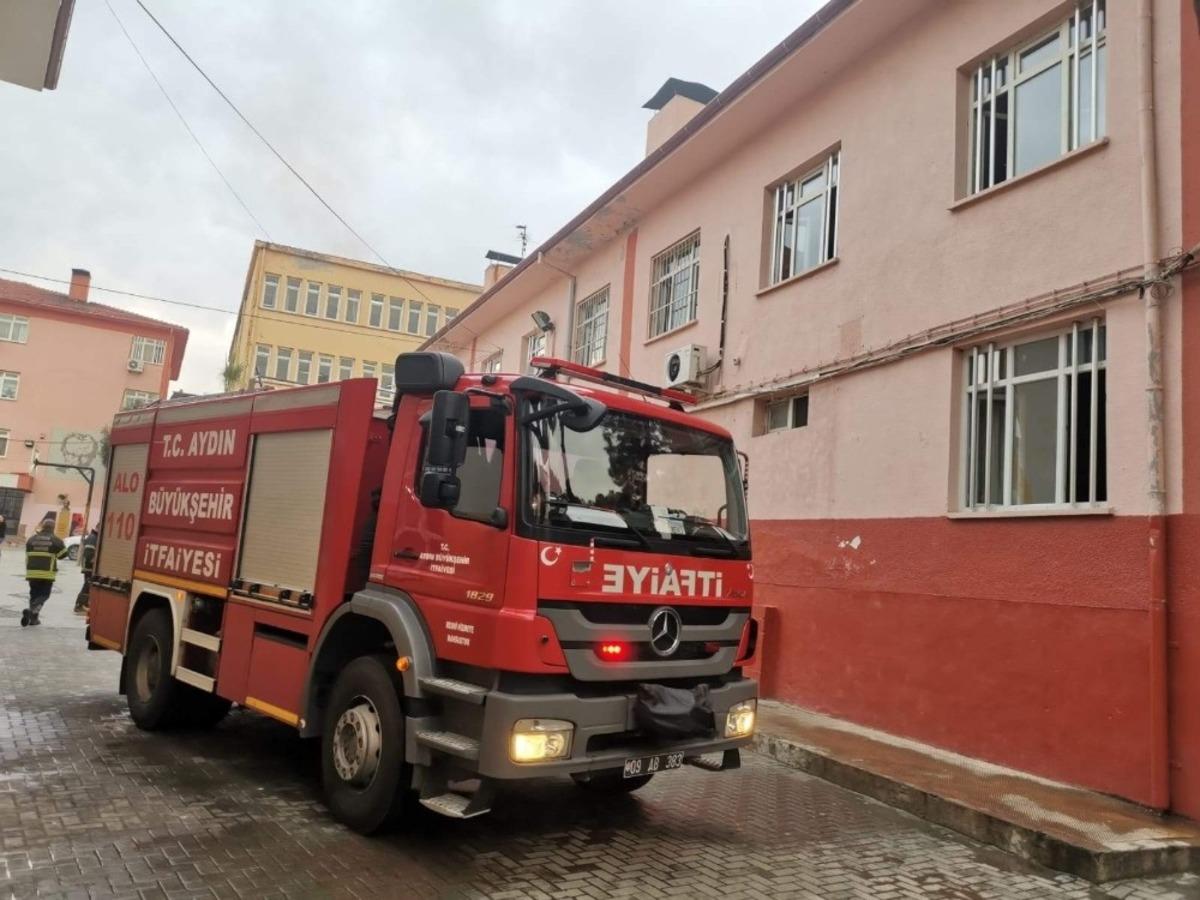Elektrik kontağından &ccedil;ıkan yangın okulda paniğe yol a&ccedil;tı