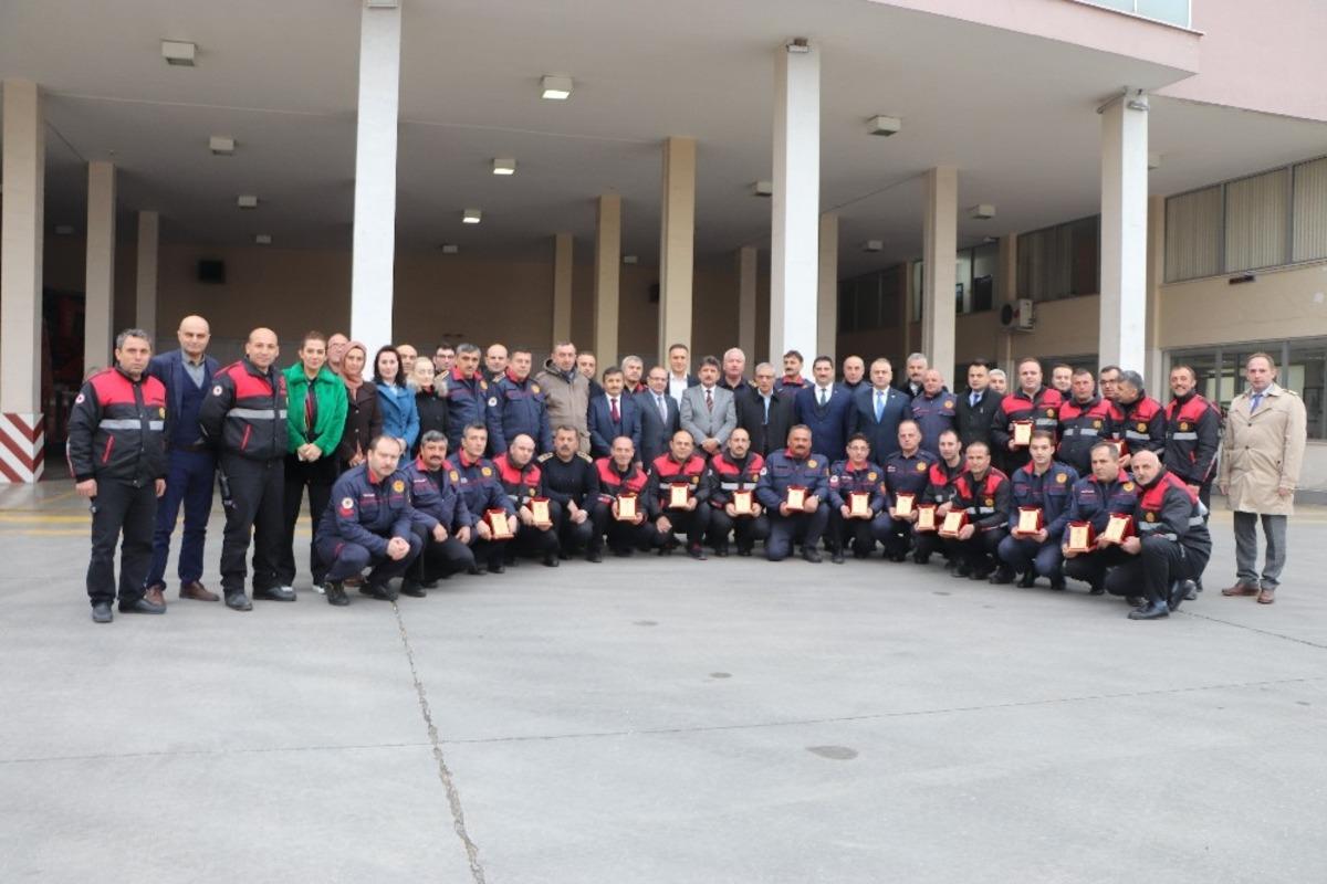 Elazığ depreminde g&ouml;rev alan itfaiyeciler &ouml;d&uuml;llendirildi