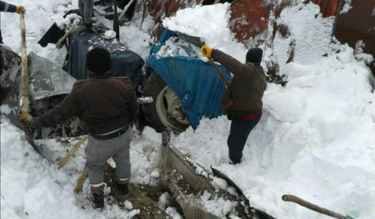 Kar k&uuml;tlesinin ağırlığına dayanamayan garaj &ccedil;&ouml;kt&uuml;