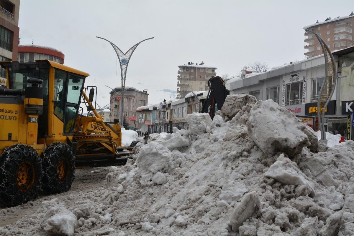 Hakkari&rsquo;deki kar yığınları kent dışına &ccedil;ıkartılıyor