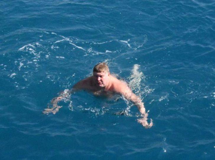 Antalya'da Rus turistlerin deniz keyfi!  G1