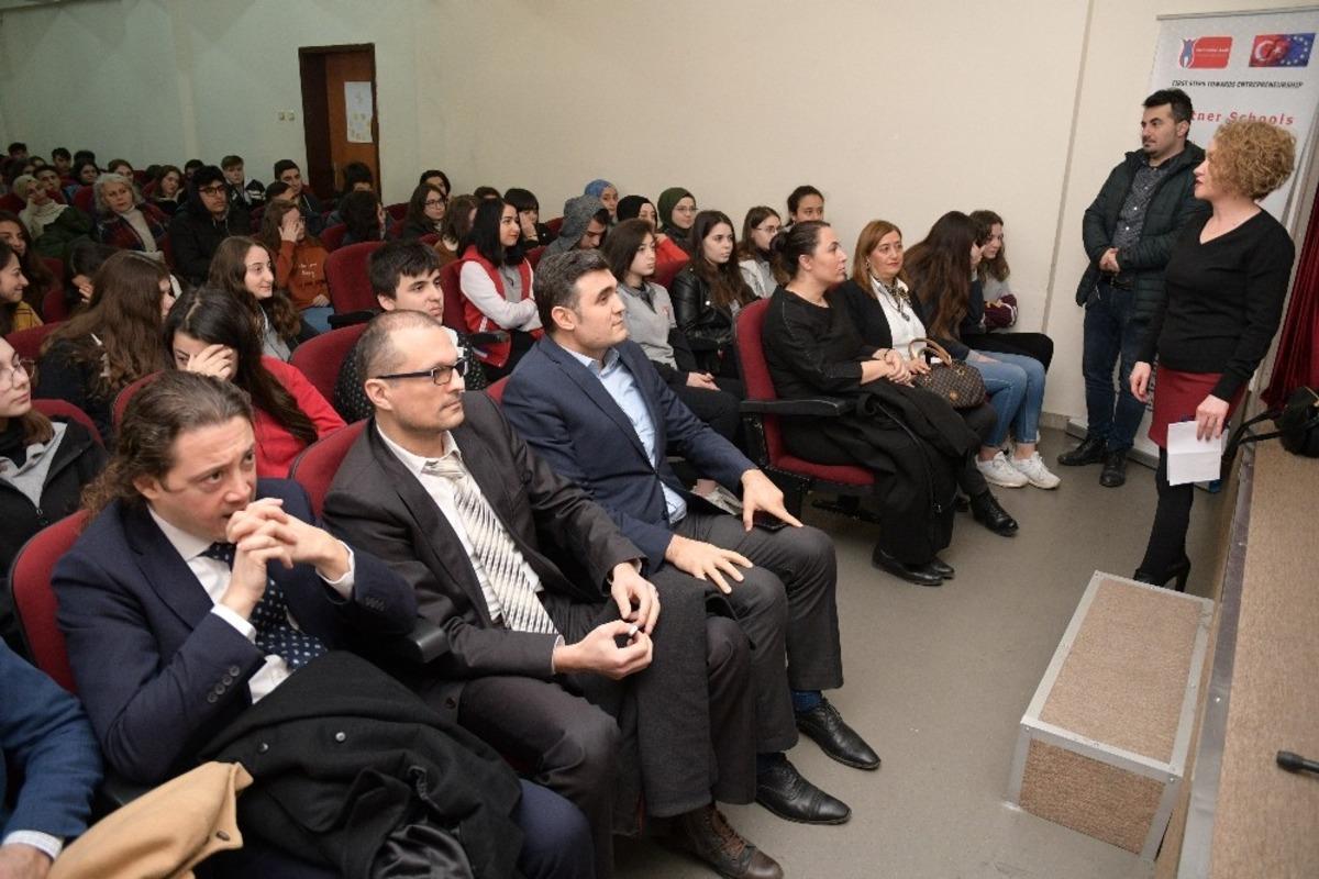 Lisede gen&ccedil; girişimciler yetişiyor