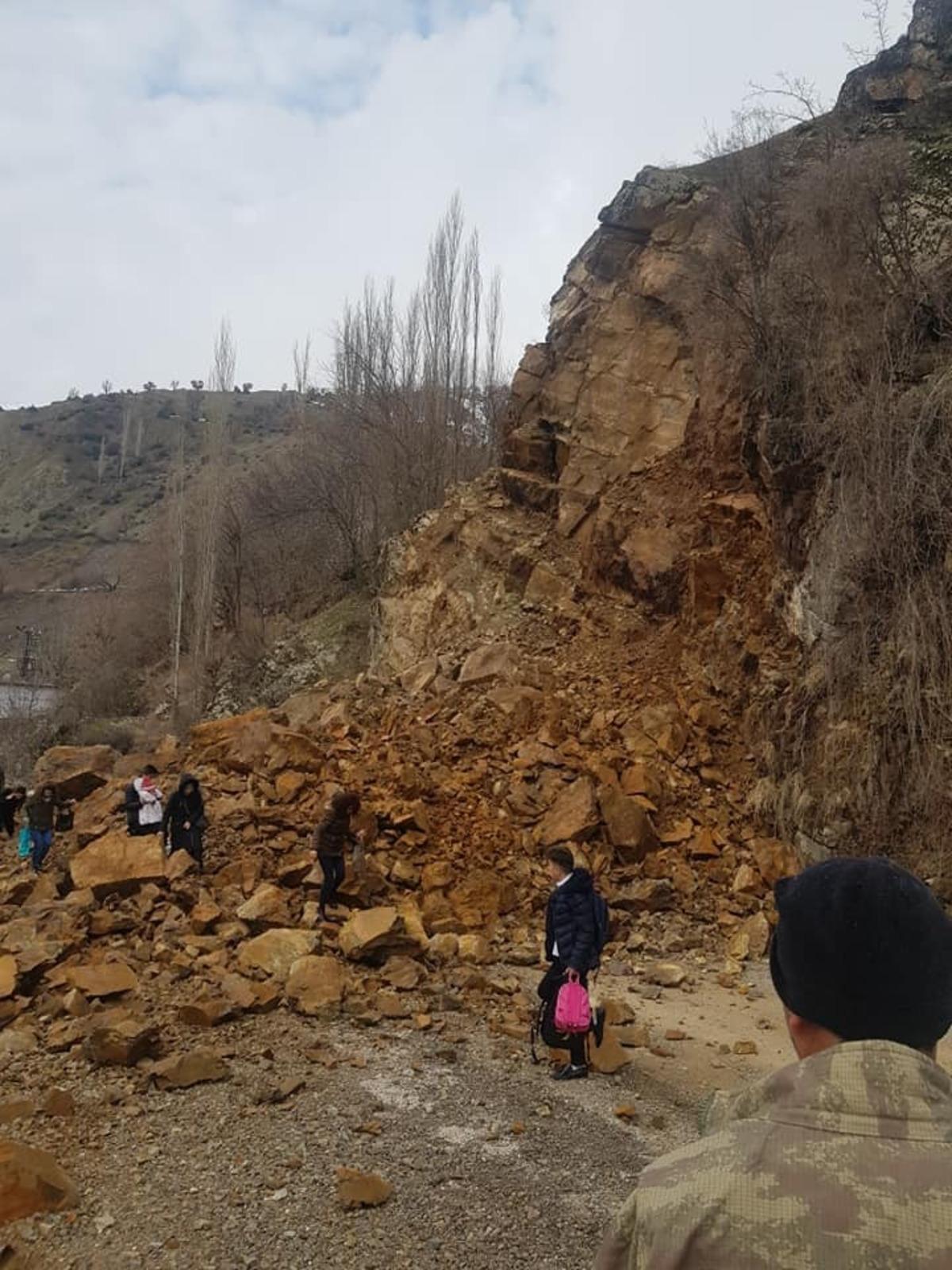 Heyelan k&ouml;y yolunu ulaşıma kapattı