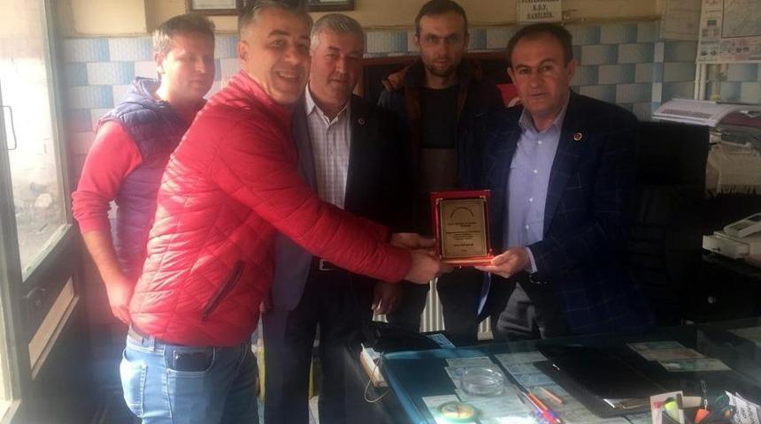 Eğitime destek veren Belediye Meclis &Uuml;yesi Tezcan&rsquo;a teşekk&uuml;r plaketi