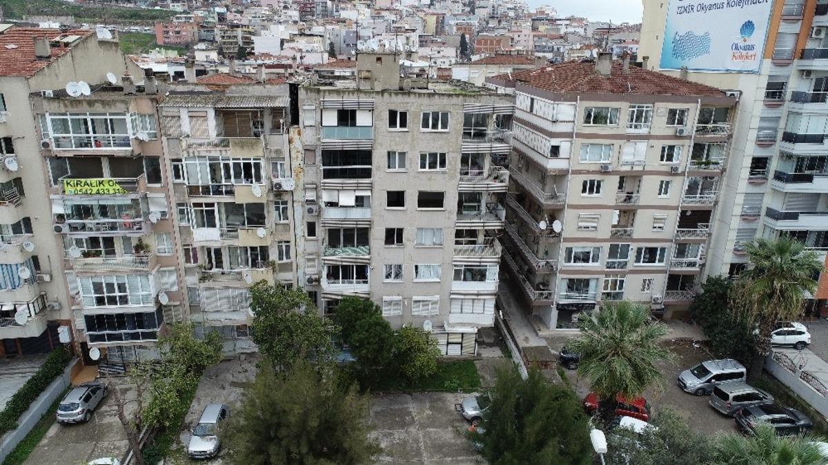 İzmir&rsquo;de yan yatan bina tahliye ediliyor