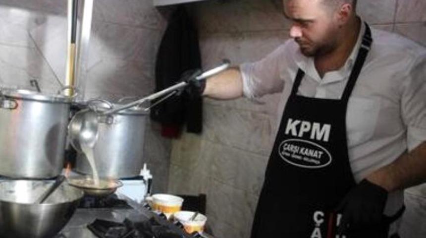 Bir g&uuml;nl&uuml;k gelirini depremzedelere bağışladı