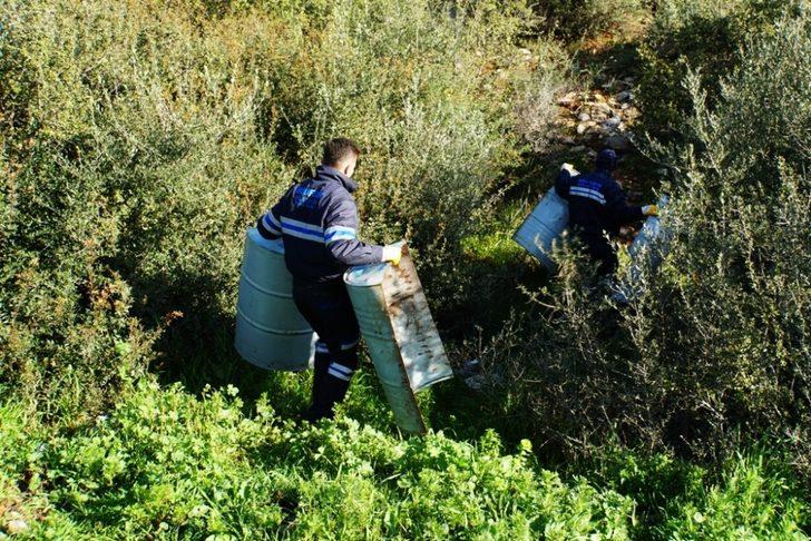 Yaban domuzları için yemlikler yerleştiriliyor G4