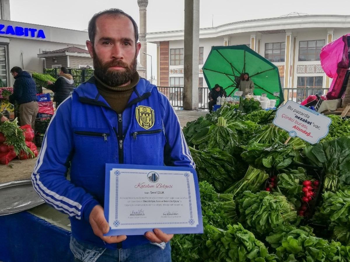 Kişisel gelişim eğitimi alan pazar esnafı tezgahındaki d&ouml;vizlerle "hoşg&ouml;r&uuml;" mesajı verdi