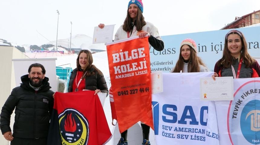 Altın madalya Ceren&rsquo;in