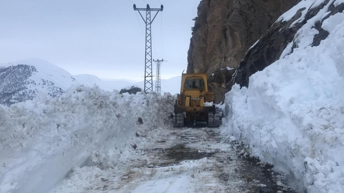 Hizan&rsquo;da zorlu karla m&uuml;cadele &ccedil;alışması