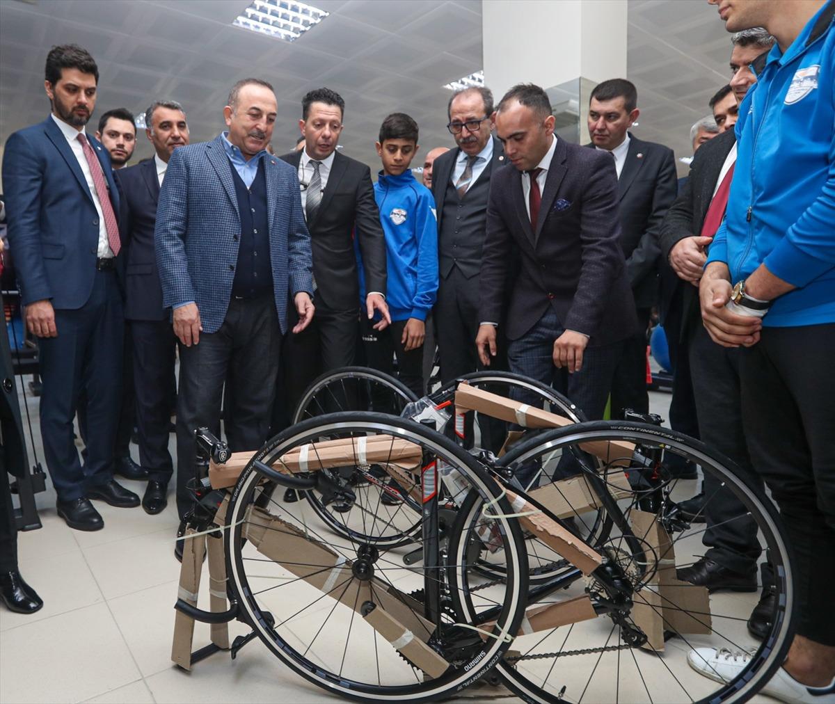 Dışişleri Bakanı &Ccedil;avuşoğlu, Antalya'da &ouml;ğrencilerle bir araya geldi: