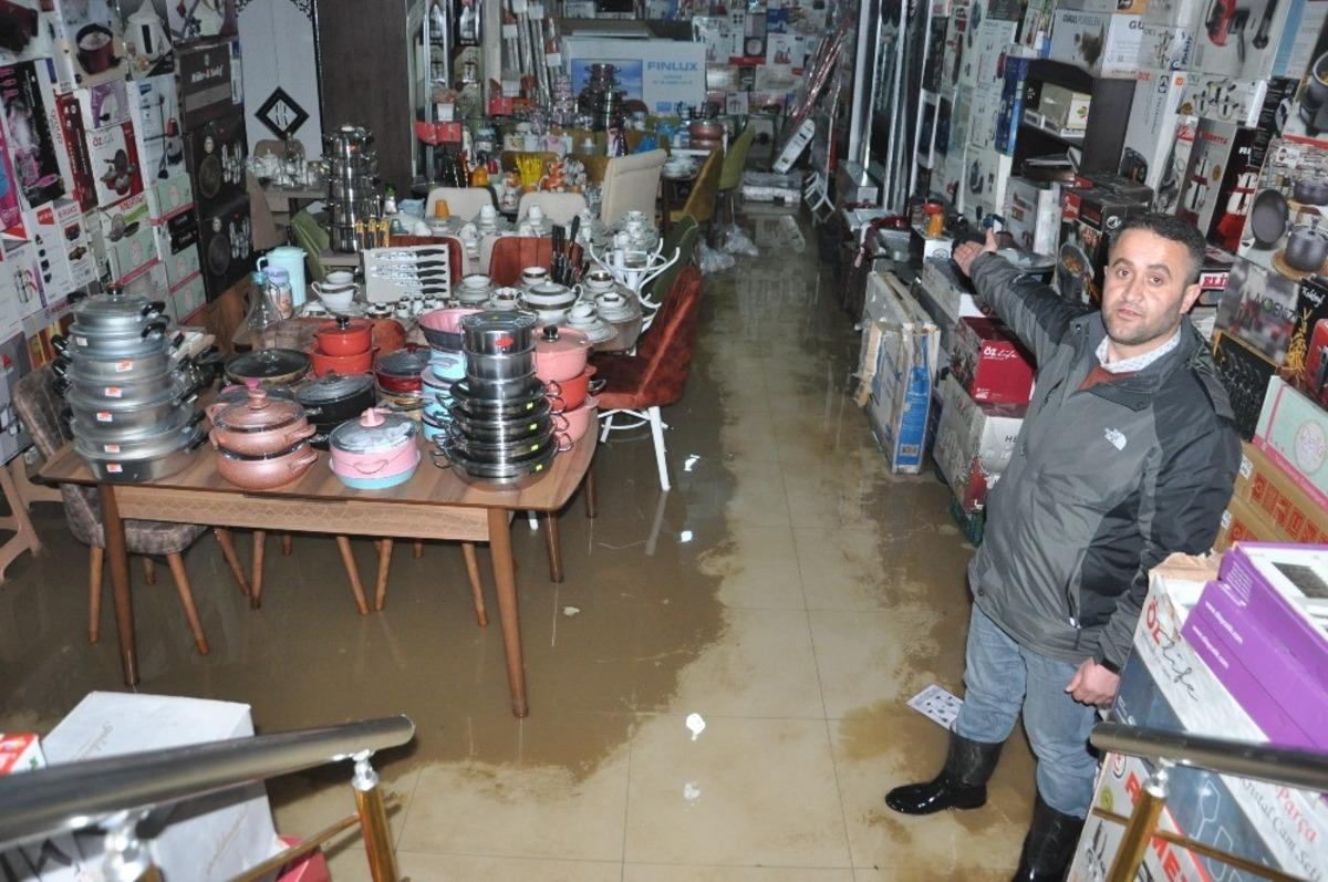 Y&uuml;ksekova&rsquo;da iş yeri sular altında kaldı