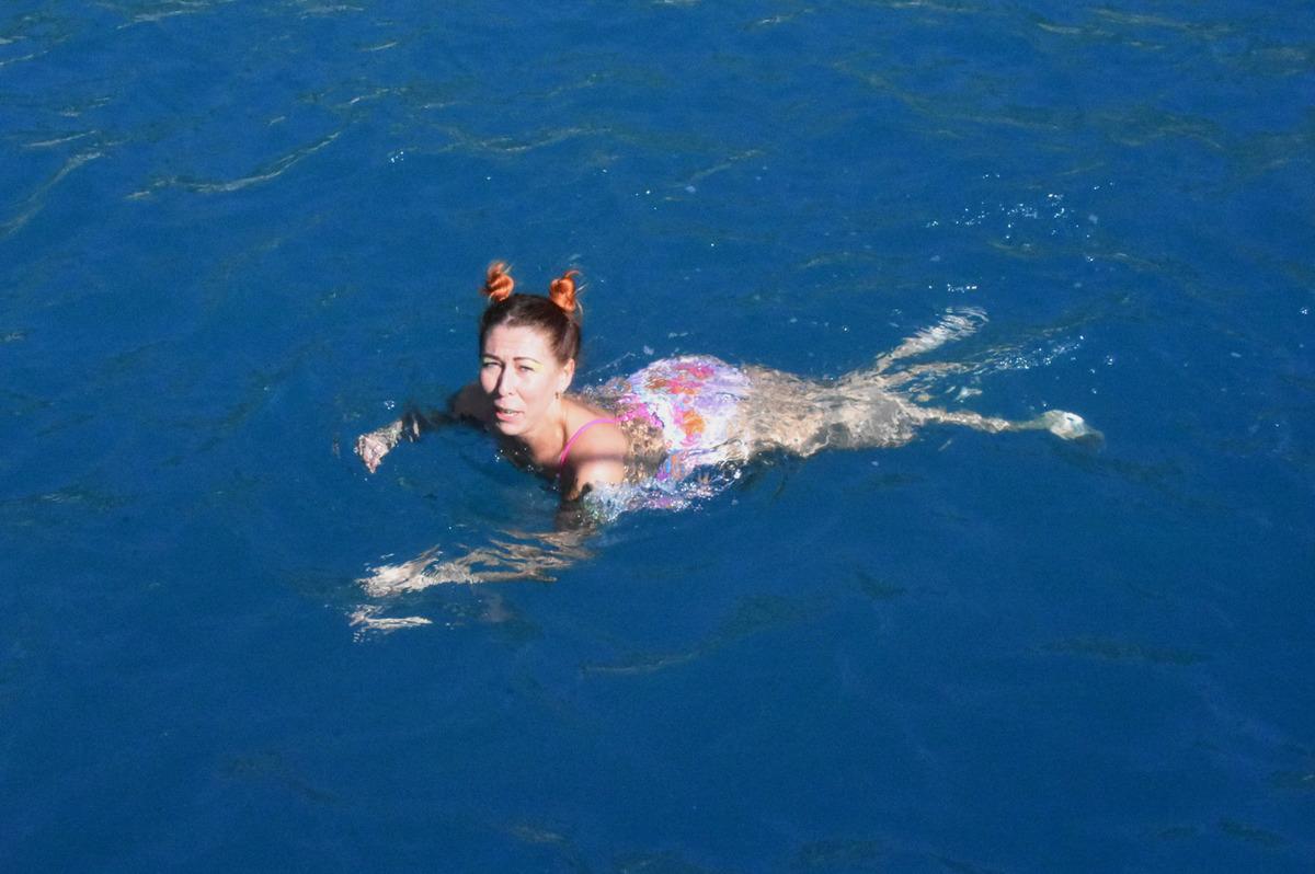 Antalya'da Rus turistler kış ortasında deniz keyfi yaptı