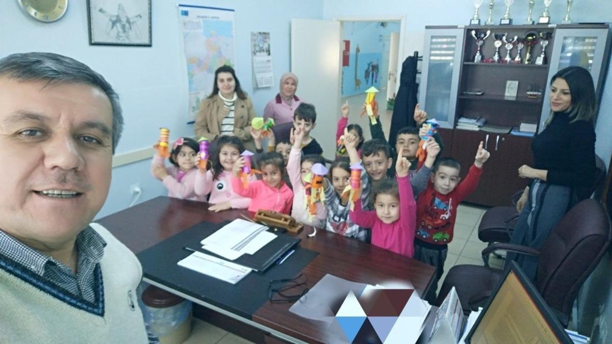 Minik uzaylılar m&uuml;d&uuml;r odasına indi