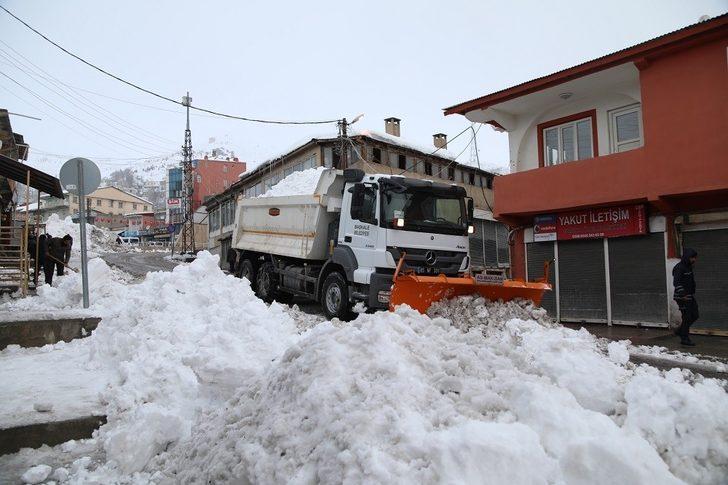 Başkale Belediyesi bin 500 kamyon kar taşıdı G1