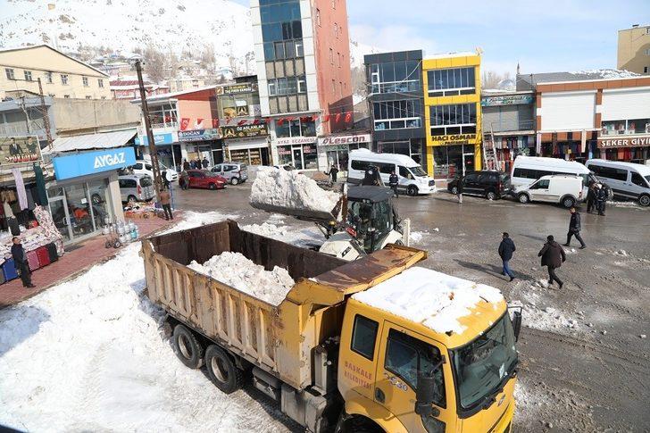 Başkale Belediyesi bin 500 kamyon kar taşıdı G2