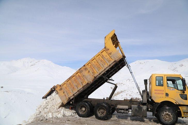 Başkale Belediyesi bin 500 kamyon kar taşıdı G4