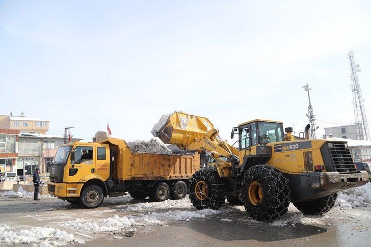 Başkale Belediyesi bin 500 kamyon kar taşıdı G5