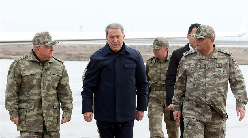 Son dakika: Bakan Hulusi Akar ve komutanlar sınırda 