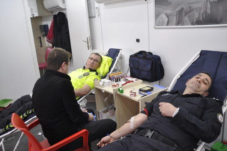 Afyonkarahisarlı vatandaşlar kan bağışına ilgisiz kalmadı G4