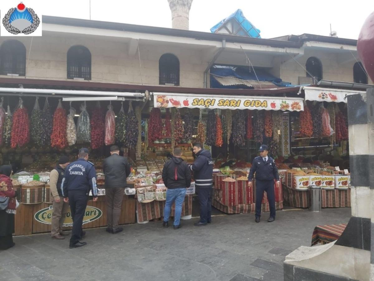 B&uuml;y&uuml;kşehir Zabıta&rsquo;dan Elmacı Pazarı ve Bakırcılar &Ccedil;arşısı&rsquo;nda hijyen denetimi