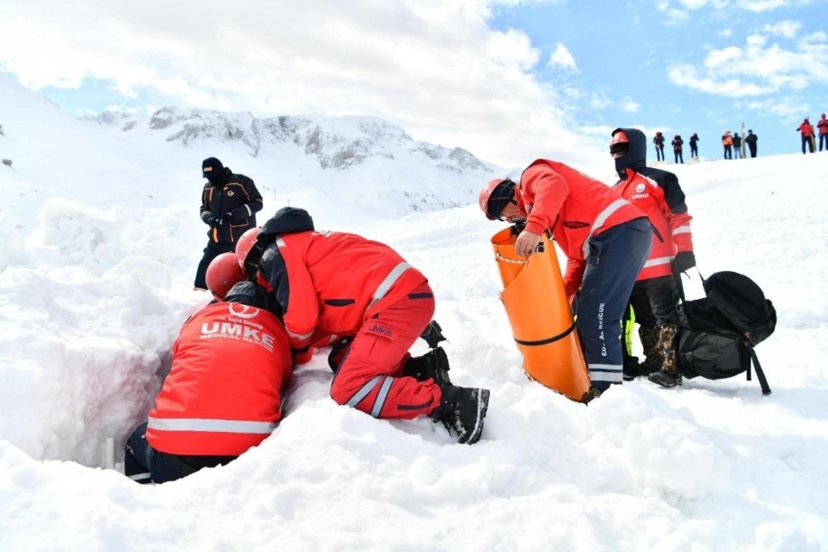 Davraz&rsquo;da ger&ccedil;eği aratmayan deprem, yangın ve &ccedil;ığ tatbikatı yapıldı