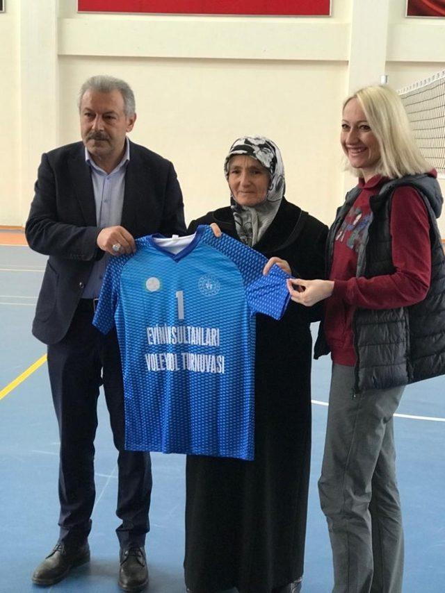 Nevşehir’de “Evinin Sultanları” voleybol turnuvası başladı