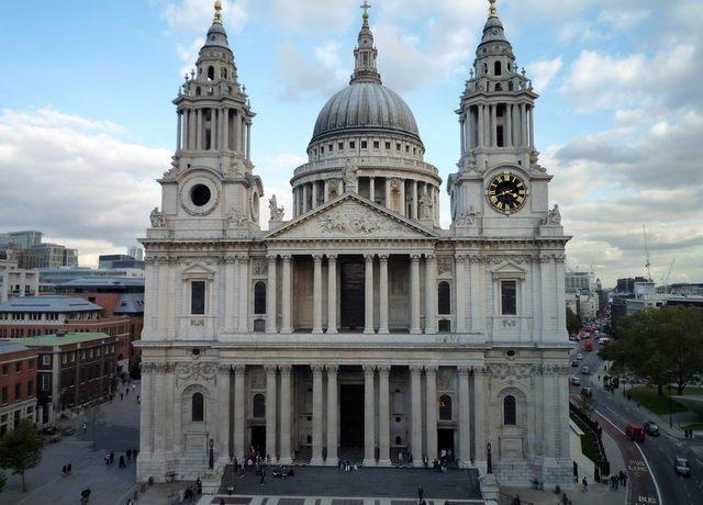 Londra'nın en önemli mimari sembollerinden St Paul's Katedralini kalabalık bir ayin sırasında bombalamayı düşünüyordu