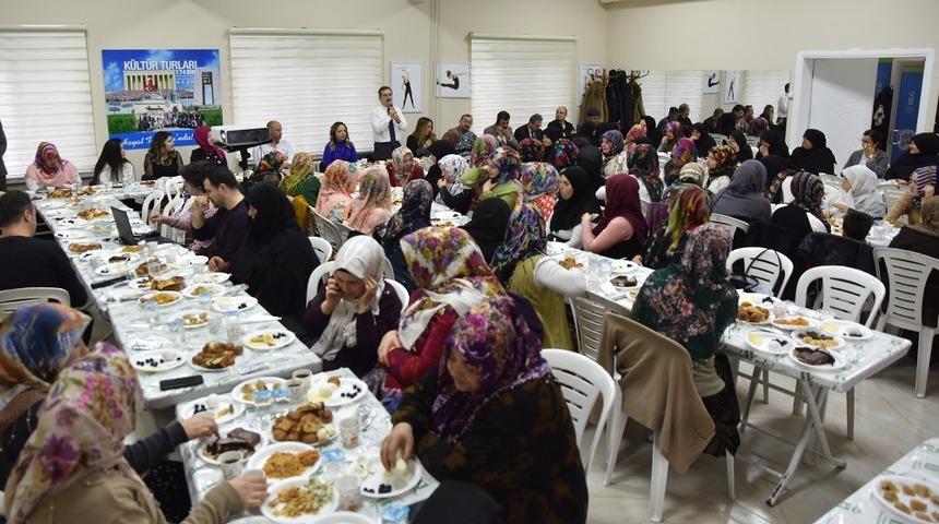 Ata&ccedil;, Muttalipli kadınlar ile buluştu