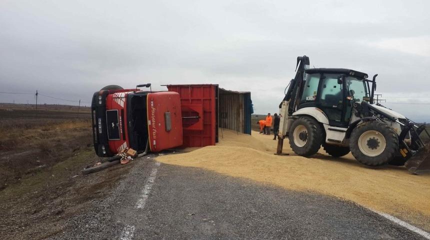 Beyşehir&rsquo;de devrilen kamyondaki arpalar yola sa&ccedil;ıldı