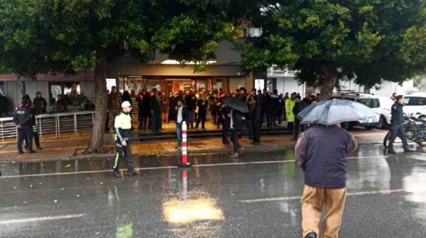 İntiharı &ouml;nlemek isteyen polis bı&ccedil;aklandı